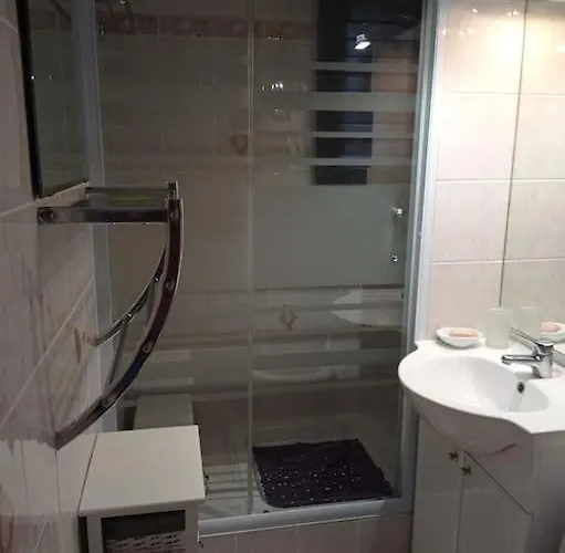 Appartement Rez De Jardin Pinède Proximité Quartier Naturiste